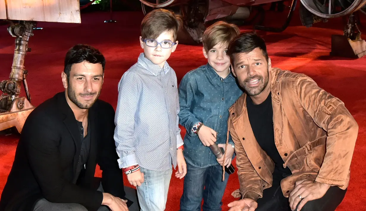 Jwan Yosef dan Ricky Martin miliki dua anak angkat yakni Matteo dan Valentino pada tahun 2016. (Just Jared)