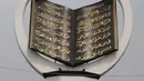 Seorang anak melihat tugu Al-Quran di Masjid Istana Anak Yatim, Desa Cikeas Udik, Gunung Putri, Kabupaten Bogor, Jawa Barat, Jumat (30/4/2021). Tugu Al Quran ini memiliki tinggi 18 meter dan lebar delapan meter. (Liputan6.com/Herman Zakharia)