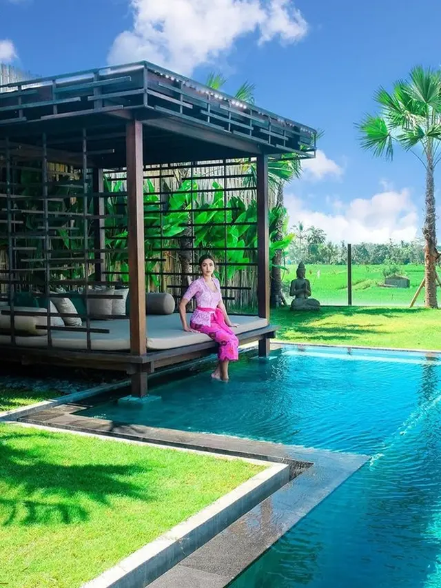 Sempat Diterpa Isu Pindah Agama, Kepoin Seksinya Jedar dalam Kebaya Khas Bali