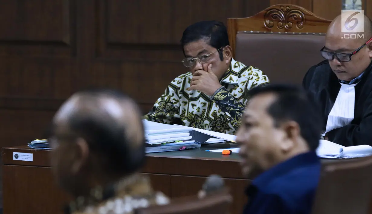 Terdakwa dugaan suap pembangunan PLTU Riau-1,Idrus Marham menyimak keterangan Mantan Ketua DPR, Setya Novanto saat sidang lanjutan dugaan suap pembangunan PLTU Riau-1, Pengadilan Tipikor, Jakarta, Selasa (19/2). (Liputan6.com/Helmi Fithriansyah)