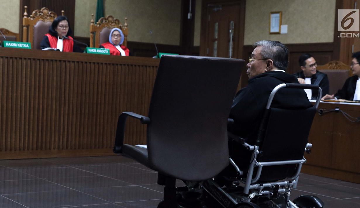 Direktur Utama PT Wijaya Kusuma Emindo (WKE), Budi Suharto saat menjalani sidang perdana di Pengadilan Tipikor, Jakarta, Rabu (20/1). Agenda sidang mendengarkan pembacaan dakwaan dari JPU KPK. (Liputan6.com/Helmi Fithriansyah)