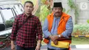 Swasta penyuap Bupati Indramayu Supendi, Carsa AS (kanan) tiba di Gedung KPK, Jakarta, Jumat (1/11/2019). Carsa AS diperiksa sebagai tersangka untuk melengkapi berkas terkait memberi suap pengaturan proyek di lingkungan Pemerintah Kabupaten Indramayu tahun 2019. (merdeka.com/Dwi Narwoko)