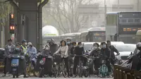 Ibu Kota Beijing mengalami polusi udara secara teratur dan sejumlah badai pasir yang tidak sesuai musim selama beberapa pekan terakhir. (AP Photo/Mark Schiefelbein)
