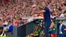 Pelatih Athletic Bilbao, Gaizka Garitano menginstruksikan pemainnya saat bertanding melawan Barcelona pada pertandingan perdana La Liga Spanyol di Stadion San Mames, Sabtu (17/8/2019). Bilbao menang tipis atas Barcelona dengan skor 1-0. (AFP Photo/Ander Gillenea)