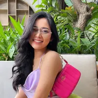 Rachel Vennya juga pernah tampil fresh dengan busana-busana warna terang lainnya. Salah satunya dengan crop berbahan satin yang dipadukan dengan rok lime green. Sambil tenteng tas pink magenta, penampilannya banjir pujian.(Liputan6.com/IG/@rachelvennya)