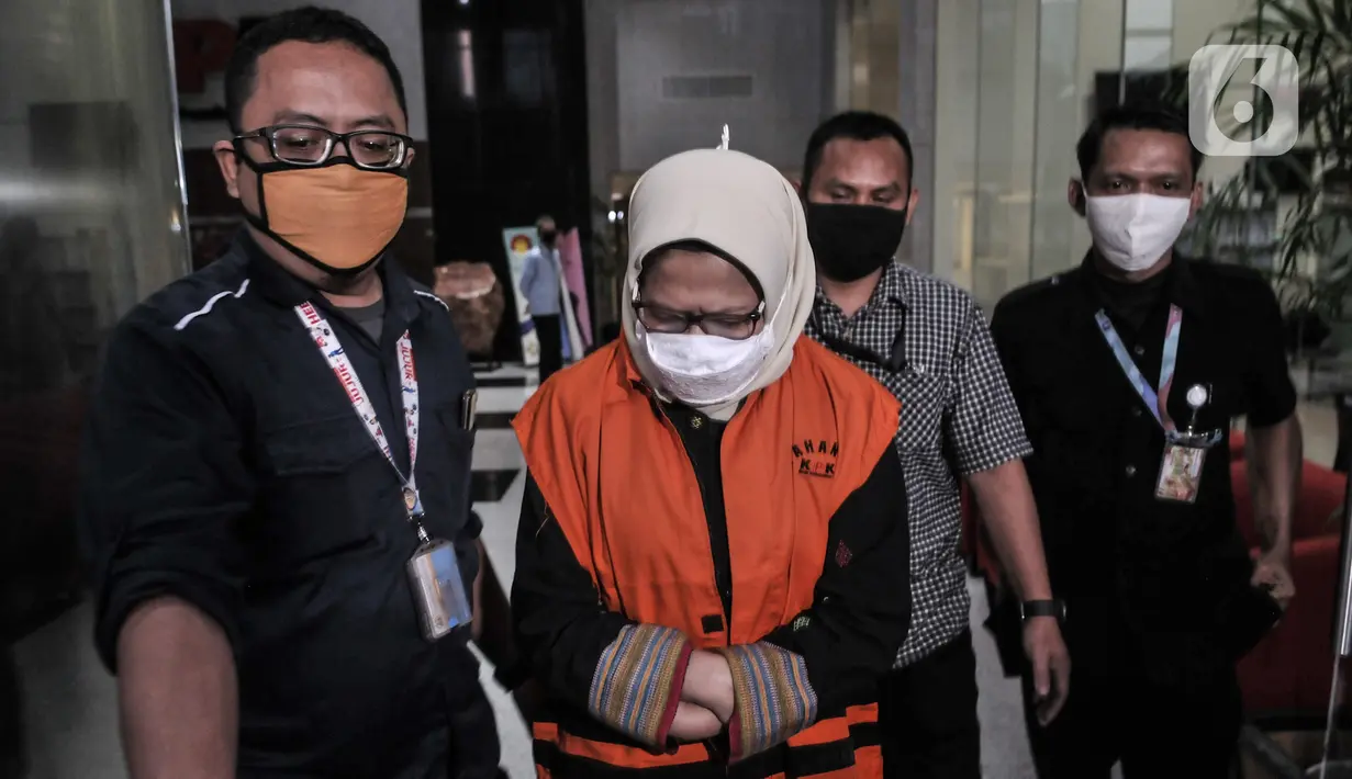Tersangka mantan Kepala Divisi III Waskita Karya, Desi Arryani menuju mobil tahanan di gedung KPK, Jakarta, Kamis (23/7/2020). Desi Arryani merupakan satu dari lima tersangka kasus dugaan korupsi terkait proyek fiktif di PT Waskita Karya yang ditahan KPK. (merdeka.com/Iqbal Nugroho)