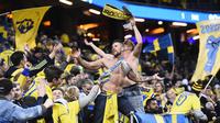 Para suporter Swedia merayakan kemenangan atas Italia pada laga Kualifikasi Piala Dunia 2018 di Stadion Friends Arena, Solna, Jumat (10/11/2017). Swedia menang 1-0 atas Italia. (AFP/Jonathan Nackstrand)