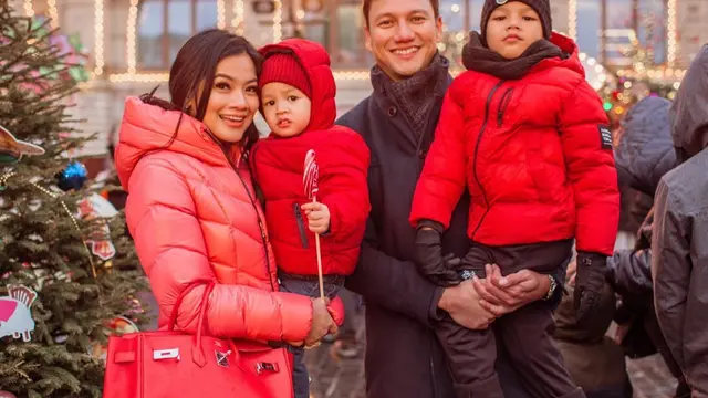Titi Kamal dan keluarganya. (Foto: Instagram titi_kamall)