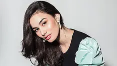 Mentari De Marelle, perempuan kelahiran  28 Januari 1997 
 ini kerap terlihat di layar televisi dengan bintangi beberapa judul FTV. Kecantikannya sukses mencuri perhatian publik. Terlebih, Mentari sangat memperhatikan fashion pakaian yang ia kenakan. (Liputan6.com/IG/@demarellementari)