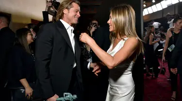 Brad Pitt dan Jennifer Aniston menghadiri SAG Awards 2020 di Shrine Auditorium, Los Angeles, Minggu (19/1/2020). Brad Pitt dan Jennifer Aniston terlihat berinteraksi di hadapan kamera awak media untuk pertama kalinya sejak bercerai pada tahun 2005 lalu. (Emma McIntyre/Getty Images for Turner/AFP)