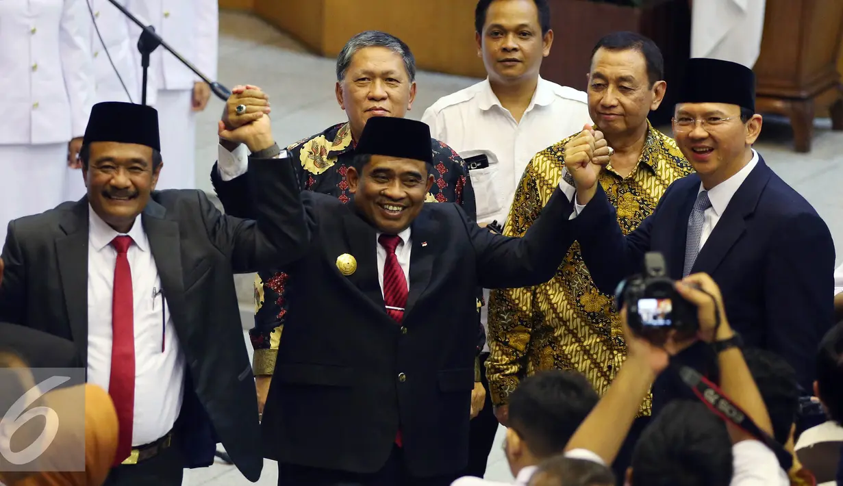 Gubernur dan Wakil Gubernur DKI Jakarta Basuki Tjahaja Purnama (kanan), Djarot Syaiful Hidayat (kiri), mengangkat tangan bersama Plt Gubernur DKI Jakarta, Soni Sumarsono (tengah) di Acara Peresmian Pelaksana Tugas Gubernur. (Liputan6.com/Johan Tallo)