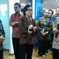 Menteri Keuangan (Menkeu), Sri Mulyani Indrawati mengunjungi Kantor Pelayanan Perbendaharaan Negara (KPPN) Jakarta II, Kamis (21/12/2017). (Fiki/Liputan6.com)