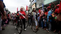 Komunitas pecinta sepeda onthel ikut dalam pawai kesenian dalam rangka Pesta Rakyat dan perayaan Cap Go Meh di Bogor, Jawa Barat, Kamis (5/3/2015). Perayaan Cap Go Meh di Kota Bogor berlangsung meriah. (Liputan6.com/Helmi Fithriansyah)
