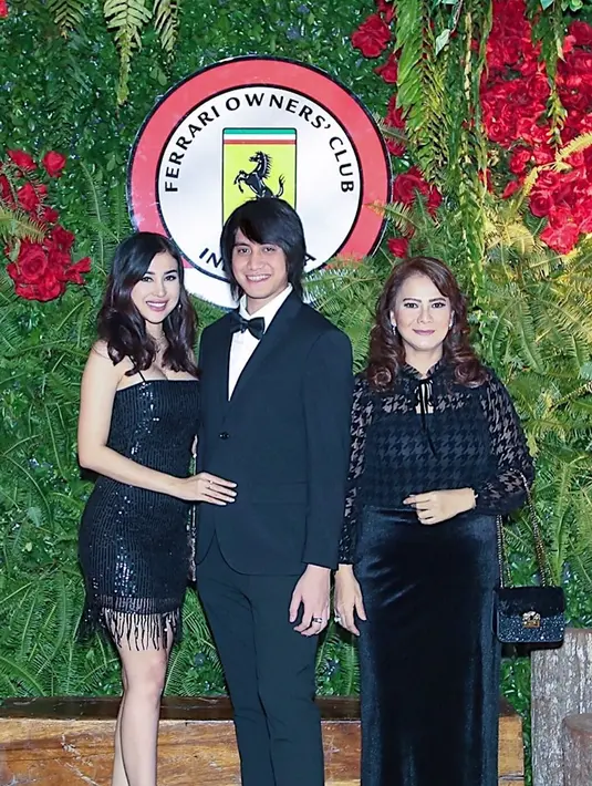 Kabar bahagia datang dari musisi Kevin Aprilio dan sang kekasih, Vicy Melanie. Sempat tertunda beberapa kali, akhirnya mereka akan menikah di tahun 2020 ini. Kabar bahagia ini disampaikan langsung oleh ibunda Kevin, Memes. (Instagram/kevinaprilio)