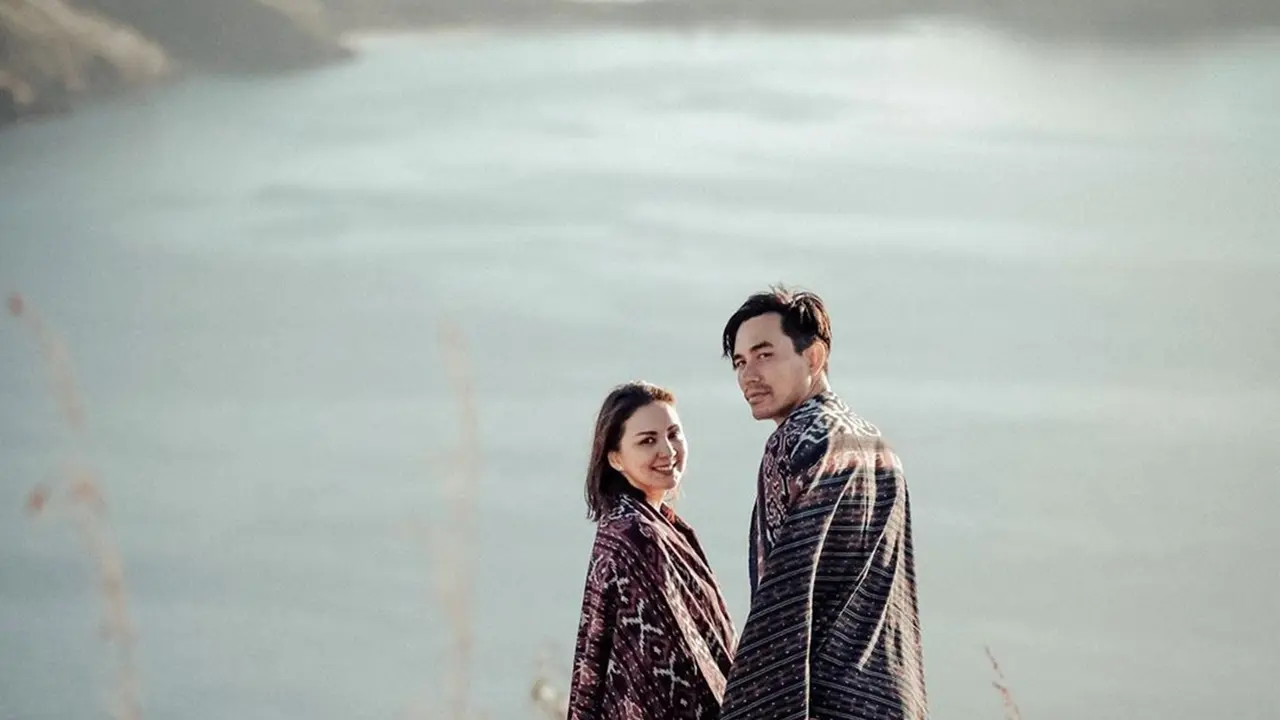 FOTO: Gaya Liburan Darius Sinathrya dan Donna Agnesia di Labuan Bajo, Tetap Mesra