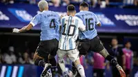 Tampak Lionel Messi diapit dua pemain Uruguay ketika Argentina kandas 0-2 pada Kualifikasi Piala Dunia 2026 Zona Conmebol. (AFP)