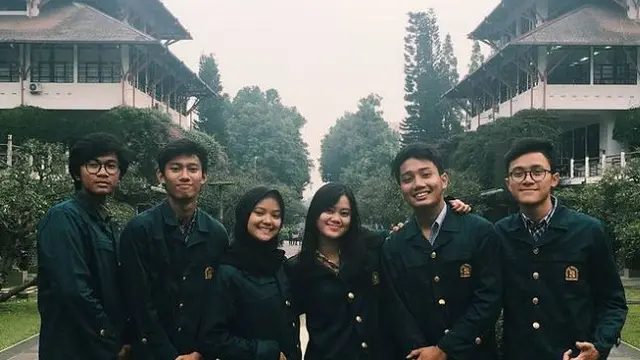 Potret kenangan almarhum Eril anak Ridwan Kamil dan teman-temannya. (Instagram @azkamirfan)