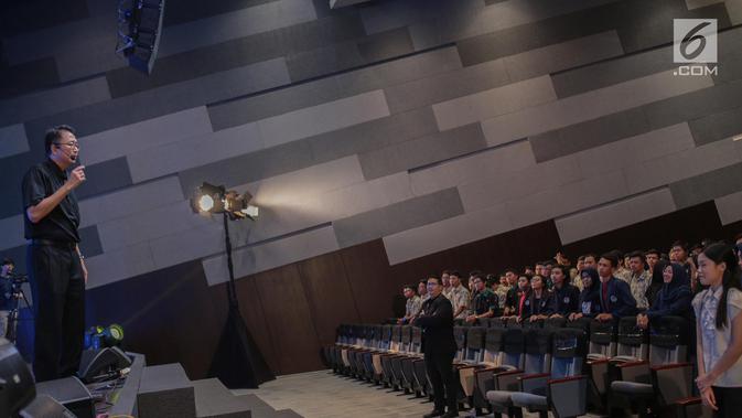 Motivator Tung Desem Waringin berinteraksi dengan peserta Emtek Goes to Campus 2018 di Universitas Kristen Petra, Surabaya, Jawa Timur, Rabu (14/11). Tung Desem memotivasi peserta dengan pengalaman-pengalaman hidupnya. (Liputan6.com/Faizal Fanani)