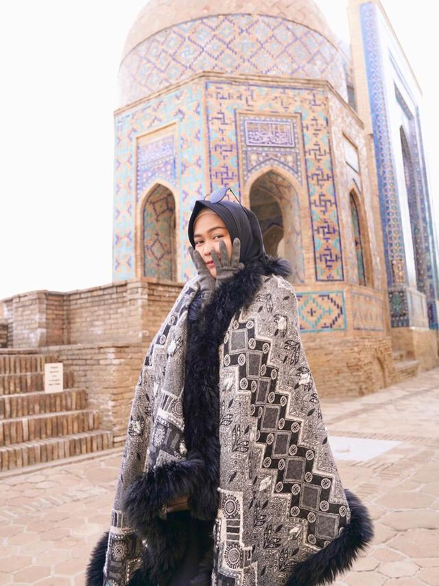 6 Potret Ria Ricis Liburan di Uzbekistan, Jaket Tebalnya Curi Perhatian