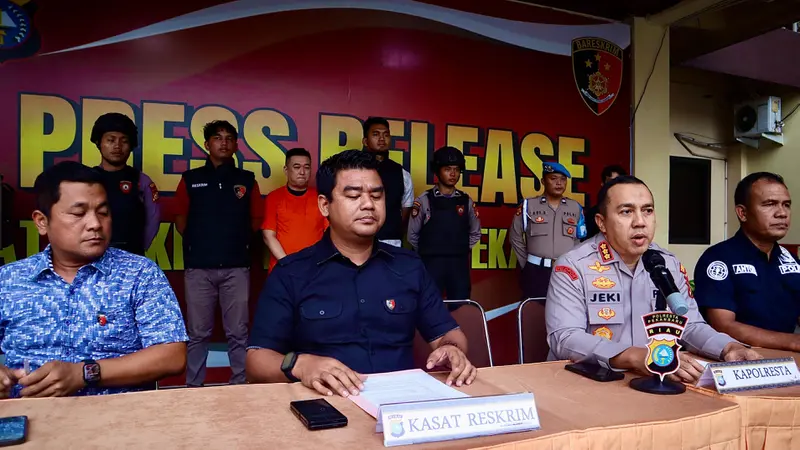 Konferensi pers kasus dugaan kekerasan dalam rumah tangga oleh suami terhadap istrinya di Polresta Pekanbaru.