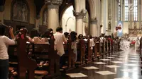 Suasana Misa Natal 2018 di Gereja Katedral, Jakarta, Senin (24/12). Misa Natal 2018 yang dipimpin Pastor kepala paroki Hani Rudi Hartoko mengusung tema "Yesus Kristus Hikmat Bagi Kita”. (Liputan6.com/Herman Zakharia)