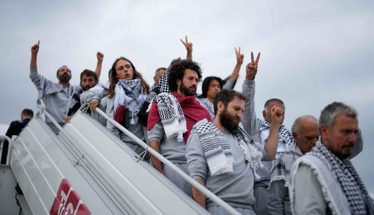 Para aktivis kemanusiaan Global Sumud Flotilla (GSF) turun dari pesawat setibanya di Bandara Istanbul, Turki, Kamis 21 Mei 2026. (AP Photo/Emrah Gurel)