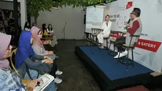 Blogger, Citra Ruhmana (kiri depan) memberikan tips kepada peserta agar mendapatkan penghasilan dari sebuah blog, Bandung, (22/6). Nissan March bersama Liputan6.com gelar seminar bertajuk 'How To Be a Smart & Stylish Women'. (Liputan6.com/Yoppy Renato)