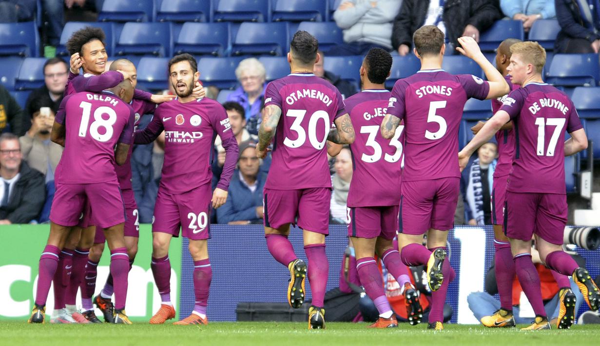 Para pemain Manchester City merayakan gol Leroy Sane (kiri) saat melawan West Bromwich pada lanjutan Premier League di Hawthorns, West Bromwich, (28/10/2017).  Manchester City menang 3-2. (AP/Rui Vieira)