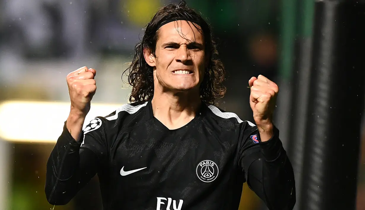 Pemain PSG, Edinson Cavani melakukan selebrasi setelah mencetak gol ke gawang Celtic pada pertandingan perdana fase grup Liga Champions di Stadion Celtic Park, Selasa (12/9). Paris Saint-Germain pesta lima gol ke gawang Celtic. (FRANCK FIFE / AFP)