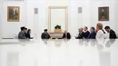 Sebagai catatan, ini merupakan pertemuan kedua Prabowo dan Putin pada 2025. Presiden Republik Indonesia, Prabowo Subianto (kiri) berbincang dengan Presiden Rusia Vladimir Putin saat pertemuan mereka di Istana Senat Kremlin, Moskow pada Rabu 10 Desember 2025. (Alexander Zemlianichenko/POOL/AFP)