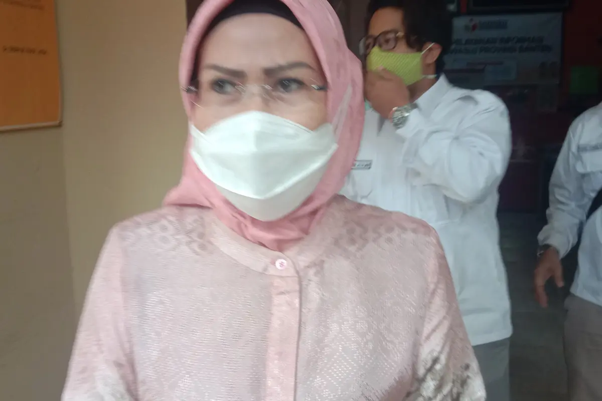 Ratu Tatu Chasanah usai diperiksa Bawaslu Banten. Selasa (14/10/2020). (Yandhi Liputan6.com)