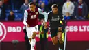 Bek Liverpool, Trent Alexander-Arnold, mengejar pemain Burnley, Dwight McNeil, pada laga Premier League 2019 di Stadion Turf Moor, Sabtu (31/8). Liverpool menang 3-0 atas Burnley. (AP/Anthony Devlin)