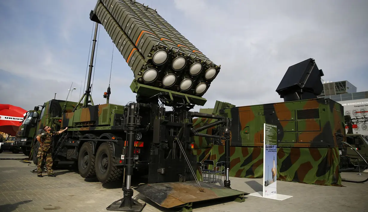 Sebuah mobil peluncur rudal tipe SAMP/T buatan Thales ikut dipajang dalam pameran di Kielce, Polandia, (2/9/2014). (REUTERS/Kacper Pempel)