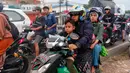 Kendati tampak lelah menggunakan sepeda motor, alat transportasi yang satu ini masih menjadi pilihan sejumlah pemudik untuk pulang ke kampung halaman. (Liputan6.com/Angga Yuniar)