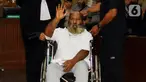Terdakwa kasus dugaan suap dan penerimaan gratifikasi Lukas Enembe melambaikan tangan saat sidang putusan di Pengadilan Tipikor, Jakarta, Kamis (19/10/2023). Majelis Hakim menjatuhkan hukuman kepada Gubernur nonaktif Papua tersebut selama 8 tahun penjara dan denda Rp 500 juta subsider 4 bulan kurungan serta hukuman tambahan tidak dipilih dalam jabatan publik selama 5 tahun setelah menjalani hukuman. (Liputan6.com/Herman Zakharia)