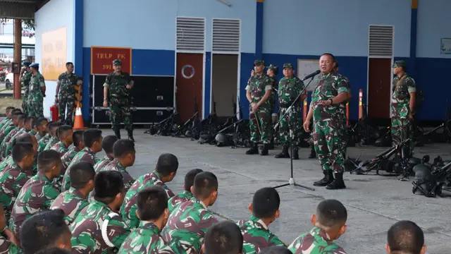 Asops Panglima TNI Mayjen TNI Ganip Warsito memberikan pengarahan kepada sejumlah Prajurit TNI. (Istimewa)
