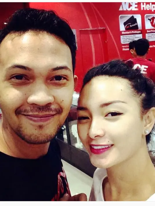 Zaskia dilaporkan ke polisi dengan dugaan pelecehan lambang negara. Bahkan sempat mengalami stress. (Instagram/Arief_fitriansah)