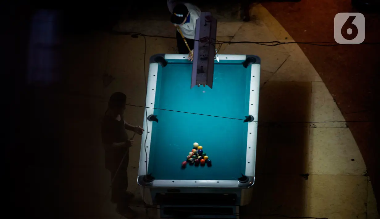 Sejumlah pengunjung bermain billiard di Lantai 1 WTC Mangga Dua, Jakarta, Kamis (28/11/2019). Maraknya toko online berimbas pada sepinya pusat perbelanjaan karena ditinggal pengunjung. (merdeka.com/Imam Buhori)
