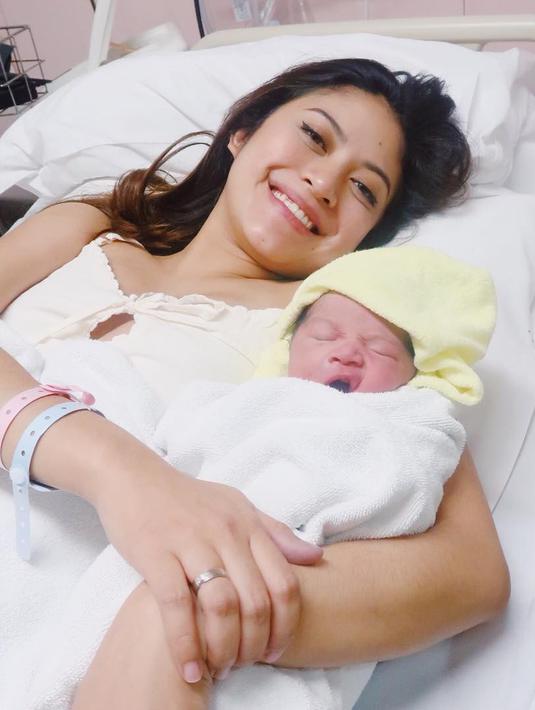 Kebahagiaan tengah dirasakan oleh Giring Nidji. Pasalnya, sang istri Cynthia Riza baru saja melahirkan anak ketiga buah cintanya. Cynthia melahirkan pada Minggu (28/5/2018). (Instagram/cynthiariza)
