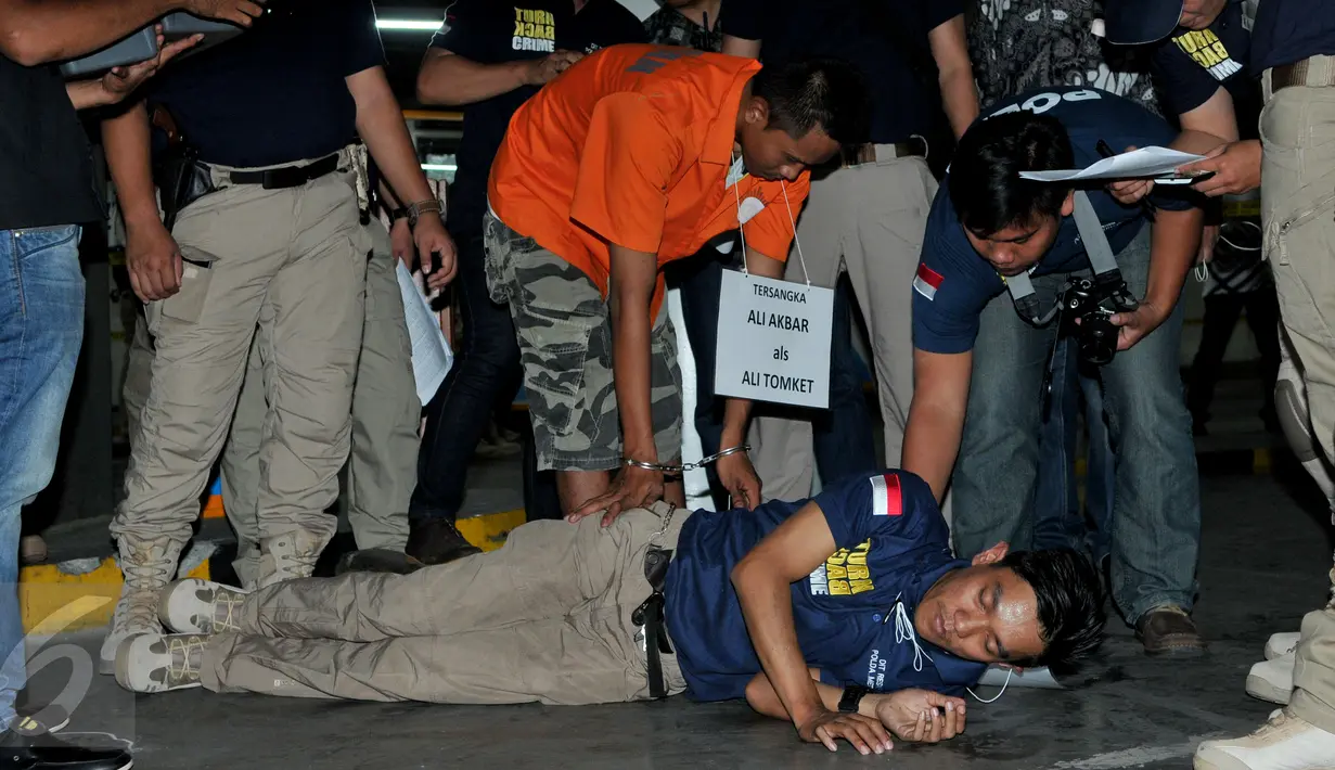 Polda Metro Jaya menggelar rekonstruksi pembunuhan Asep Suryadi, petugas parkir di Pusat Perbelanjaan Senayan, Jakarta, Jumat (2/10/2015). Reka ulang ini diperagakan langsung oleh tersangka, Ali Akbar alias Ali Tomket. (Liputan6.com/Andrian M Tunay)