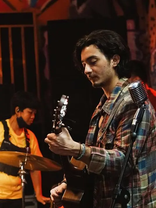Dalam series, Juan merupakan pengamen jalanan yang mengidolakan Iwan Fals. Karakternya ternyata menyimpan bakat terpendam yakni sering menulis lagu di waktu senggang. Gaya Bryan Domani saat membawa gitar ini pun membuat penampilannya semakin kece. Bukan hanya di series, namun juga dunia nyata. (Liputan6.com/IG/@bryandomani_bd_)