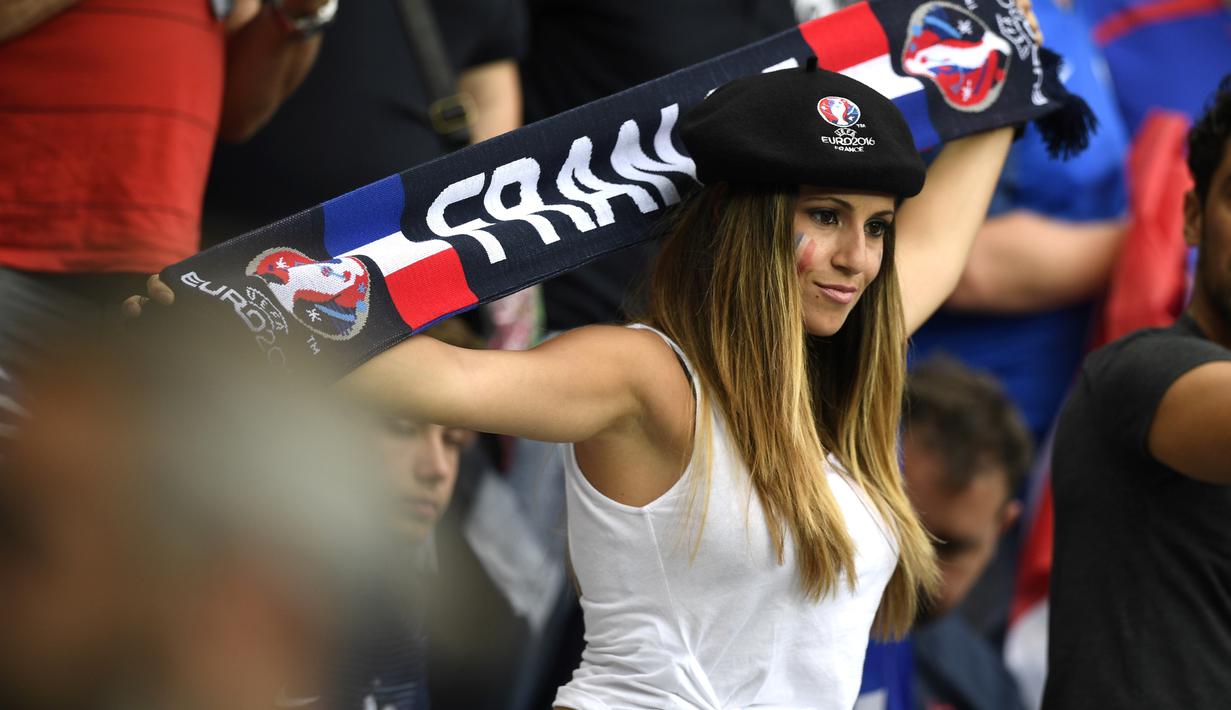Suporter Prancis ini hadir di laga pembuka Piala Eropa 2016 antara Prancis melawan Rumania di Stade de France, Saint-Denis, (10/6/2016). (AFP/Martin Bureau)