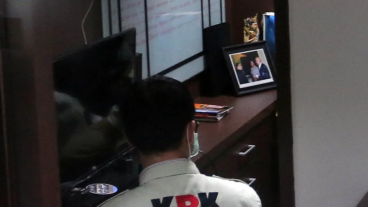 20160630-Penyidik KPK Geledah Ruang Putu Sudiartana di DPR-Jakarta