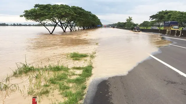 Banjir di Tol Pejagan-Pemalang