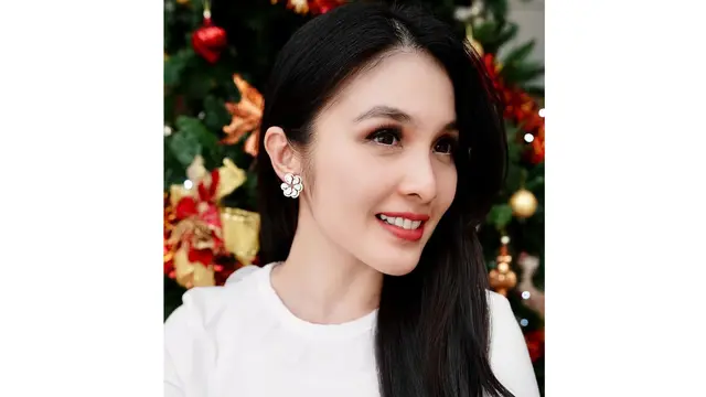 Potret Sandra Dewi dengan Pohon Natal