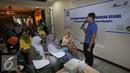 Sandiaga Uno memberikan pelatihan kepada peserta program Perempuan Hebat, Perempuan Mandiri, Jakarta (14/2). Program diikuti 40 peserta dengan mempercayakan pengelolaan kepada ibu-ibu dan remaja dalam pelatihan marketing. (Liputan6.com/Gempur M Surya)