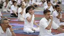 Personel Angkatan Darat India saat mengikuti senam yoga di Ahmedabad, India, Senin (20/6). Kegiatan ini untuk memeriahkan perayaan Hari Yoga Internasional. (AFP PHOTO/Sam Panthaky)