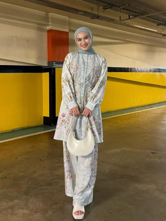 Tampilan fresh dan youthful dari Melody Laksani yang mengenakan set tunik motif floral warna pastel. Tunik tersebut kemudian ia padukan dengan hijab instan warna hijau mint. [@melodylaksani92]