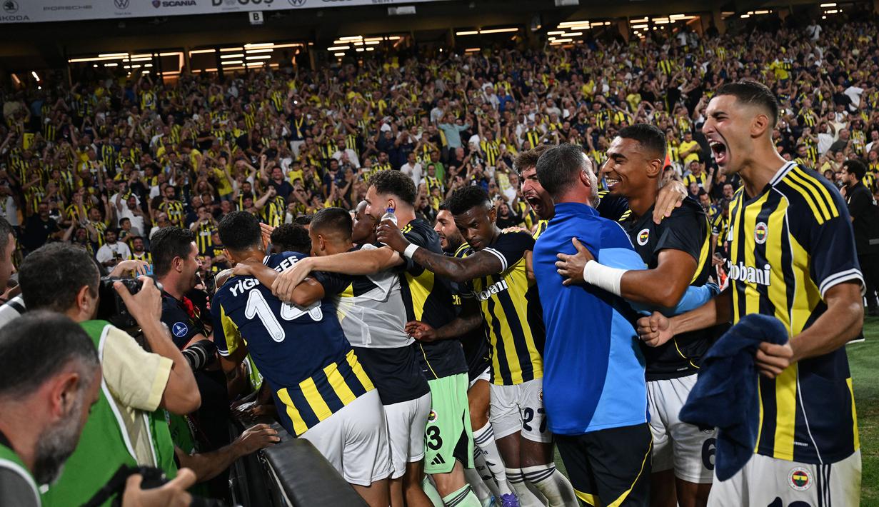 Para pemain Fenerbahce merayakan gol yang dicetak oleh Talisca pada laga leg kedua putaran ketiga kualifikasi Liga Champions 2025/2026 melawan Feyenoord di Fenerbahçe Sükrü Saracoglu Sport Complex, Istanbul, Turki, Selasa (12/08/2025) waktu setempat. (AFP/Ozan Kose)