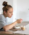 Salah satu menerapkan mindful portion dengan menggunakan piring yang berukuran kecil untuk makan. (Foto/dok: Freepik/Pvproduction)